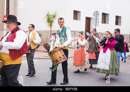 OROPESA DEL MAR, SPANIEN - 13. JANUAR 2018: Holiday Prozession am Fest des heiligen Antonius in der Straße in Oropesa del Mar, Spanien Stockfoto