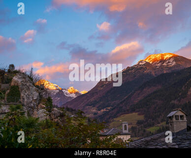 Tolles Panorama der schneebedeckten Bergamasker Berge der Seriana Tal und die Sedornia Tal bei Sonnenuntergang. Stockfoto