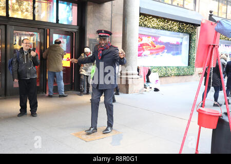 Heilsarmee Soldat führt für Sammlungen in Midtown Manhattan Stockfoto