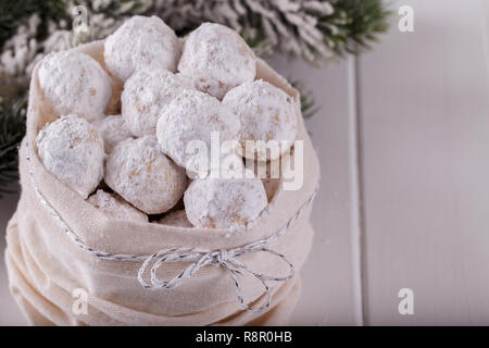 Traditionelle griechische Weihnachtsplätzchen mit Mandeln Schneeball auf weißem Hintergrund Stockfoto