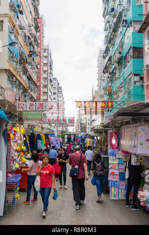 Viel befahrenen Straße Markt Szene, Pei Ho St, Sham Shui Po, Kowloon, Hong Kong Stockfoto