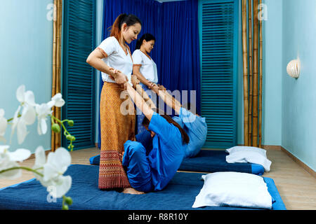 Zwei thailändischen Masseurinnen synchron, Thai Massage. Stockfoto