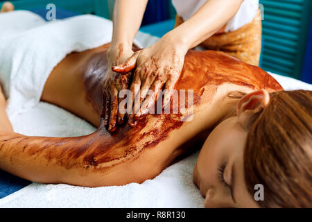 Zurück Massage mit Schokolade feuchtigkeitsspendende Maske. Stockfoto