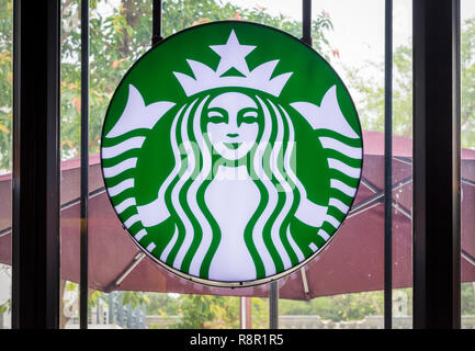 Starbucks Symbol in einem Fenster eines Starbucks Cafe in Hongkong, China Stockfoto