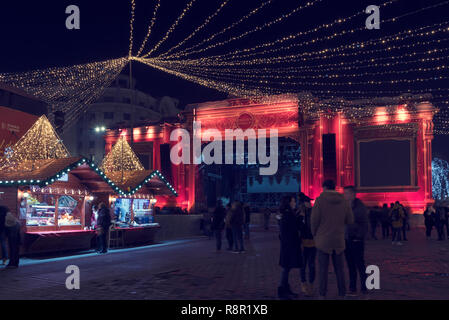 13 DEC 2018, Rumänien, Bukarest. Weihnachten auf der Bühne Weihnachtsmarkt im rumänischen Parlament. Lange Belichtung Bild Stockfoto