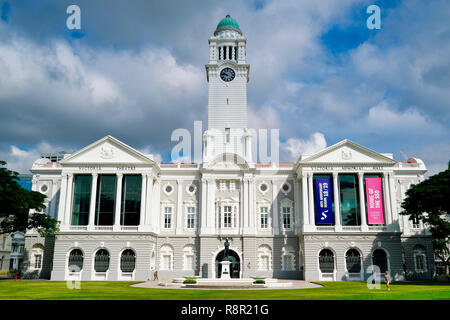 Victoria Theatre und Victoria Memorial Hall, durch den Singapore River, im kolonialen Stadtteil von Singapur; vorne: Statue des Stamford Raffles Stockfoto