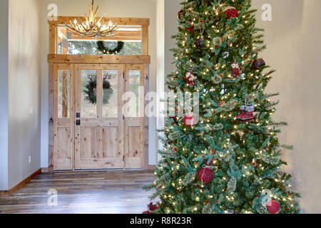 Schön geschmückten Weihnachtsbaum in einem neuen Luxus Haus. Stockfoto