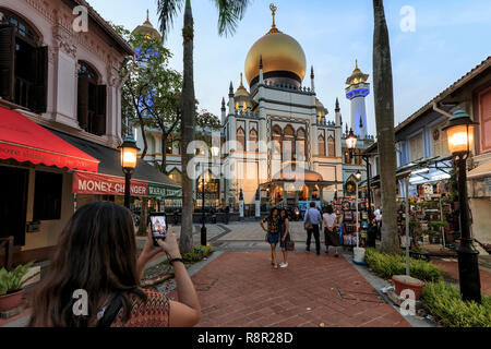 Singapur, Singapur - Oktober 19, 2018: Junge Frau Bilder vor der Moschee Sultan (Sultan Moschee) in Maskat Straße - Kampong Glam. Mu Stockfoto