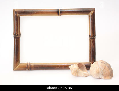 Rahmen aus Bambus und zwei Schalen. Objekt über Weiß Stockfoto