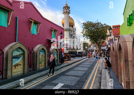 Singapur, Singapur - 19. Oktober 2018: Hauptansicht der Moschee Sultan (Sultan Moschee) in Maskat Straße - Kampong Glam. Das muslimische Viertel, arabischen Viertel, ist Stockfoto