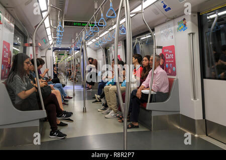 Singapur, Singapur - 18. Oktober 2018: die Passagiere in einem überfüllten Mass Rapid Transit (MRT) U-Bahn in Singapur Stadt Stockfoto