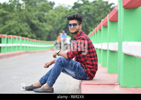 Eine schöne Junge Fotografie stellt auf der Brücke Stockfoto