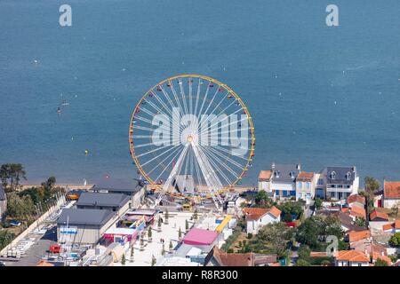 Frankreich, Charente Maritime, La Tremblade, Ronce-les-Bains, Riesenrad in der Nähe des Meeres (Luftbild) Stockfoto