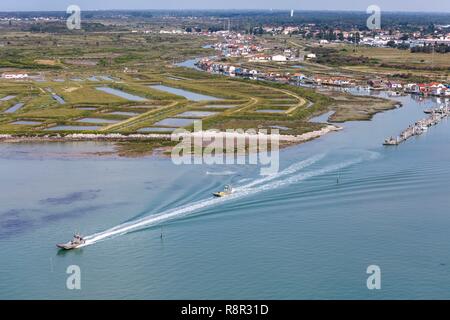 Frankreich, Charente Maritime, Le Chateau d'Oleron, Oyster Boote in Ors Kanal (Luftbild) Stockfoto