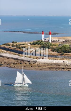 Frankreich, Charente Maritime, L'Ile d'Aix, Segelboot und die Leuchttürme (Luftbild) Stockfoto