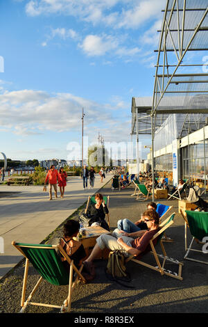 Frankreich, Pays de La Loire, Nantes, Ile de Nantes (Insel von Nantes), Quai des Antillen, der Hangar à Bananes (Bananen Warehouse) und Buren die Ringe am Fluss Loire Kais, La Cantine du Voyage (Reisen Cafeteria) Stockfoto