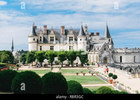 Die östliche Seite des Château d'Amboise, Indre-et-Loire, Frankreich. Wiederherstellung des Schlosses Gärten und Bank der box Kugeln stehen im Vordergrund. Stockfoto