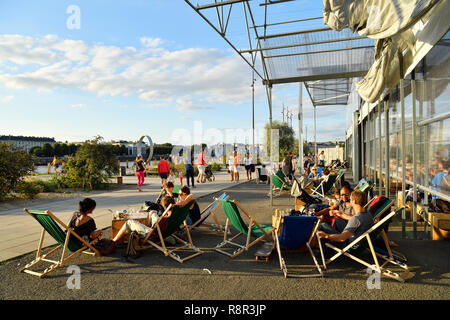 Frankreich, Pays de La Loire, Nantes, Ile de Nantes (Insel von Nantes), Quai des Antillen, der Hangar à Bananes (Bananen Warehouse) und Buren die Ringe am Fluss Loire Kais, La Cantine du Voyage (Reisen Cafeteria) Stockfoto