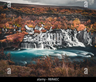 Island - Lava Rock Hraunfossar Wasserfälle Stockfoto