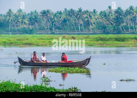 Indien, Kerala, Kumarakom, Dorf im Hintergrund der Vembanad See, Fischer auf den Backwaters (Lagunen und Kanäle Netzwerke) Stockfoto