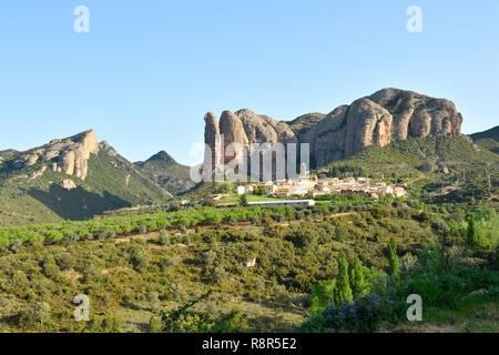 Spanien, Hoya de Huesca, Rio Gallego Valley, Los Mallos, Aguero Dorf Stockfoto