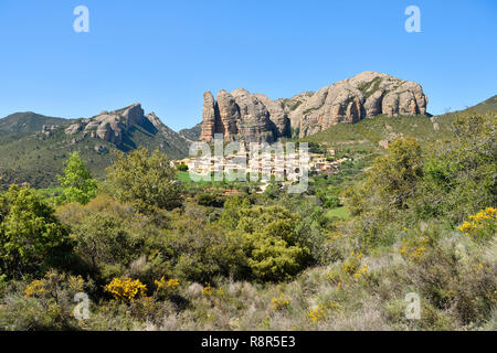 Spanien, Hoya de Huesca, Rio Gallego Valley, Los Mallos, Aguero Dorf Stockfoto