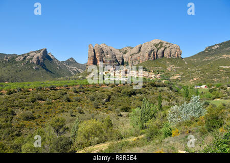 Spanien, Hoya de Huesca, Rio Gallego Valley, Los Mallos, Aguero Dorf Stockfoto