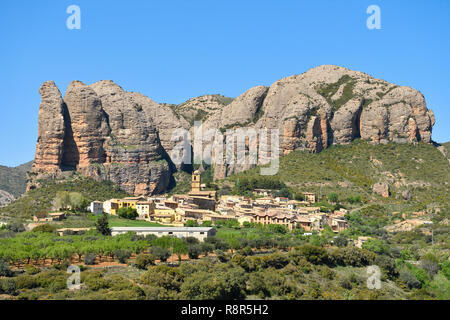 Spanien, Hoya de Huesca, Rio Gallego Valley, Los Mallos, Aguero Dorf Stockfoto