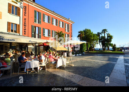 Italien, Lombardei, Gardasee, Sirmione, Piazza Giosue Carducci Stockfoto