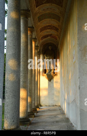 Italien, Piemont, Lago d'Orta, Orta San Giulio, der Sacro Monte, der Hl. Franziskus von Assisi über 20 Kapellen, geschmückt mit Fresken und mit überraschenden terra cotta Statuen in Lebensgröße, unter Sacri Monti im Piemont und der Lombardei listes als Weltkulturerbe von der UNESCO gewidmet Stockfoto