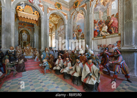Italien, Piemont, Lago d'Orta, Orta San Giulio, der Sacro Monte, der Hl. Franziskus von Assisi über 20 Kapellen, geschmückt mit Fresken und mit überraschenden terra cotta Statuen in Lebensgröße, unter Sacri Monti im Piemont und der Lombardei listes als Weltkulturerbe von der UNESCO, Kapelle XX, Statuen der Heiligsprechung des Heiligen Franziskus gewidmet Stockfoto