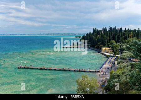 Italien, Lombardei, Gardasee, Sirmione, Strand, Gardasee Jetee Stockfoto