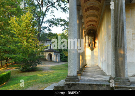Italien, Piemont, Lago d'Orta, Orta San Giulio, der Sacro Monte, der Hl. Franziskus von Assisi über 20 Kapellen, geschmückt mit Fresken und mit überraschenden terra cotta Statuen in Lebensgröße, unter Sacri Monti im Piemont und der Lombardei listes als Weltkulturerbe von der UNESCO gewidmet Stockfoto