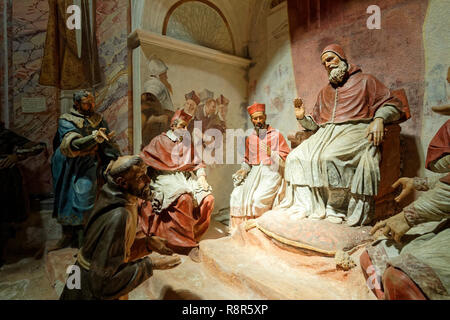 Italien, Piemont, Lago d'Orta, Orta San Giulio, der Sacro Monte, der Hl. Franziskus von Assisi über 20 Kapellen, die mit Fresken und mit überraschenden terra cotta Statuen in Lebensgröße, unter Sacri Monti im Piemont und der Lombardei listes als Weltkulturerbe von der UNESCO, Kapelle 7, Papst Innozenz 3 billigt die Ziele der Leben des Franziskus und seiner ersten Anhänger verziert gewidmet Stockfoto