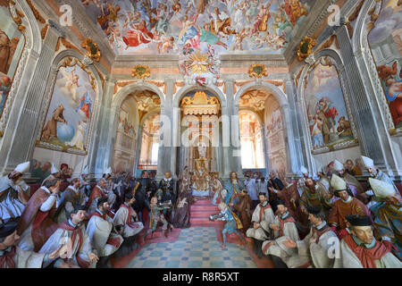 Italien, Piemont, Lago d'Orta, Orta San Giulio, der Sacro Monte, der Hl. Franziskus von Assisi über 20 Kapellen, geschmückt mit Fresken und mit überraschenden terra cotta Statuen in Lebensgröße, unter Sacri Monti im Piemont und der Lombardei listes als Weltkulturerbe von der UNESCO, Kapelle XX, Statuen der Heiligsprechung des Heiligen Franziskus gewidmet Stockfoto
