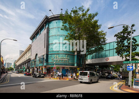 Mustafa Center ist eine von Singapur an der 24-Stunden-Rezeption Einkaufszentren auf Syed Alwi Road im kulturellen Viertel Little India. Ein beliebter Ort für Touristen Stockfoto