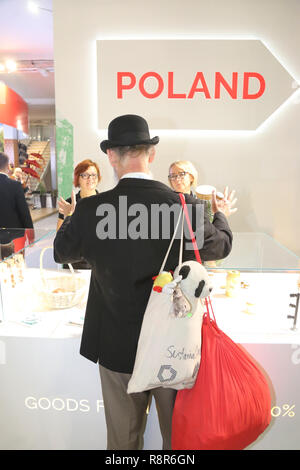 Der Mann, der COP 24 Teilnehmer, spricht mit dem weiblichen Personal der Polnische Pavillon am Dezember 14, 2018 in Kattowitz. Foto CTK/Grzegorz Klatka Stockfoto