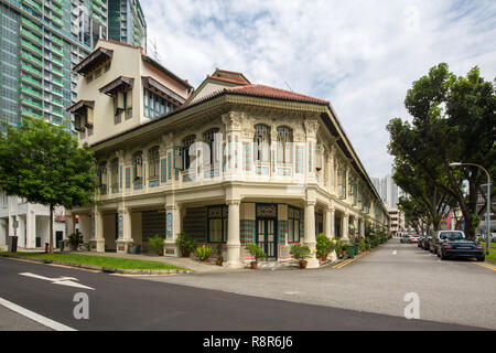 Singapurs längste und auch wunderschön erhaltenen Reihe Chinese-Baroque styled Geschäftshäusern. Entwurf des britischen Architekten, EV Miller. Stockfoto