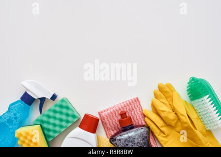 Reinigung von Werkzeugen. Sprühflasche und andere Elemente isoliert, 7/8-Foto Stockfoto