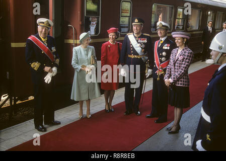 Norwegische KÖNIGSPAAR kommt zum Stockholmer Hauptbahnhof und vom schwedischen König Carl XVI Gustav und Königin Silvia zusammen begrüßt mit Prins Bertil und Prinzessin Lilian Stockfoto