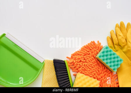 Stock Reinigung von Werkzeugen. Besen und Kehrblech und andere Elemente isoliert, 7/8-Foto Stockfoto