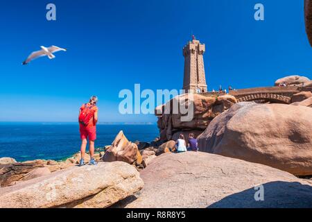 Frankreich, Cotes d'Armor, rosa Granit Küste, Perros-Guirec, auf dem Fußweg oder GR34 Wanderweg, Ploumanac'h oder mittlere Ruz Leuchtturm Stockfoto