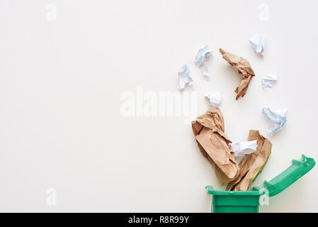 7/8 Foto Papier Papierkorb. Zerknittert Papier fallen auf den Papierkorb Stockfoto