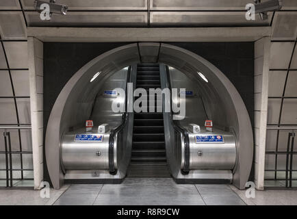 Innenraum der Blackfriars U-Bahnstation, London UK, die Rolltreppe im Tunnel. Stockfoto