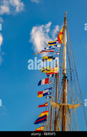 Niedrigen winkel Detailansicht Segelschiff Naval School Masten. Stockfoto