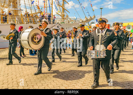 MONTEVIDEO, URUGUAY, APRIL 2018 - Militär Marine Band Parade an der festlichen Tag in den Hafen von Montevideo, Uruguay Stockfoto