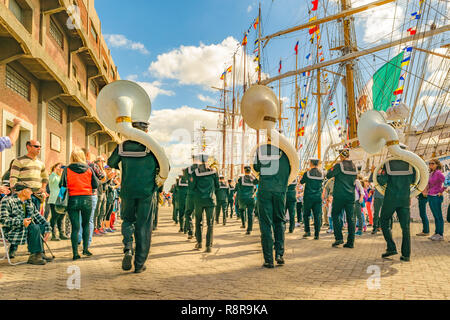 MONTEVIDEO, URUGUAY, APRIL 2018 - Militär Marine Band Parade an der festlichen Tag in den Hafen von Montevideo, Uruguay Stockfoto