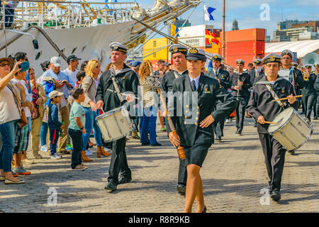 MONTEVIDEO, URUGUAY, APRIL 2018 - Militär Marine Band Parade an der festlichen Tag in den Hafen von Montevideo, Uruguay Stockfoto