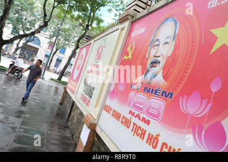 Ho Chi Minh City, Vietnam - Kommunistische Partei nationale Propaganda Plakate in der Innenstadt im August 2018 Stockfoto