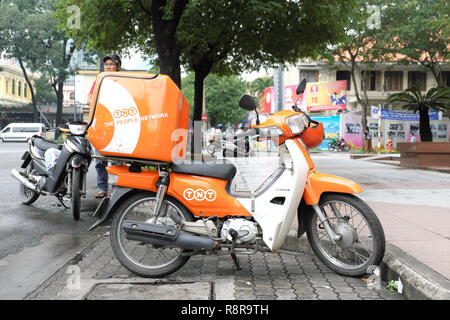 TNT Lieferung Motorrad in Ho Chi Minh City Vietnam im Jahr 2018 gesehen Stockfoto